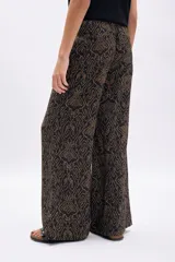Pantalón ancho de tiro medio con cordón ajustable en la cintura y estampado de patrón orgánico en tonos marrón y negro.