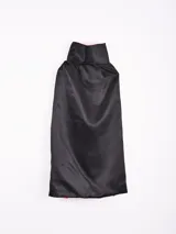 Capa negra con interior rojo y cuello alto.