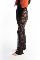 Pantalón de encaje negro, de tiro alto y corte recto con ligero ensanchamiento en el bajo.