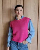 Musculosa de punto color verde claro, con cuello redondo y sisas anchas.