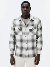 Camisa a cuadros de manga larga con dos bolsillos frontales con botón.