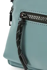 Bandolera color celeste con correa ajustable de cuero vegano y cierre de cremallera.