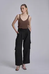 Pantalón cargo negro de corte ancho con bolsillos laterales grandes.