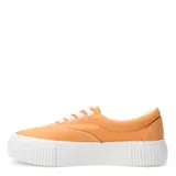 Zapatillas bajas a cuadros blancos y negros con cordones blancos y suela de plataforma blanca.