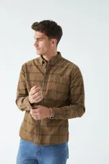 Camisa de pana a cuadros azul marino y rojo, de manga larga, con fit regular, cartera con botones y bolsillos con botones.