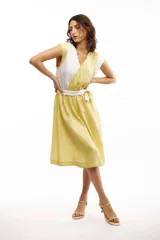 Vestido midi bicolor blanco y amarillo, de lino liviano, con escote cruzado tipo kimono y lazo en la cintura.