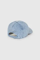 Gorra de béisbol celeste de jean con logo bordado en el frente.