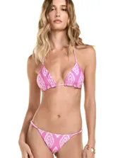 Conjunto de bikini marca Triya con estampado tie dye en tonos rosa y blanco. El top es triangular con copas acolchadas y tirantes finos. La parte inferior es una bombacha de corte clásico con drapeado lateral.