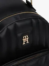 Mochila negra acolchada de Tommy Hilfiger, con cierre de cremallera, asa superior, correas ajustables, bolsillo interior con cremallera, bolsillo exterior con cremallera e insignia del monograma TH en la parte delantera.