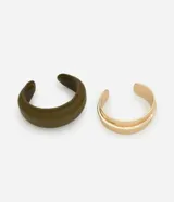 Kit de dos brazaletes rígidos con abertura, uno de metal dorado y otro forrado en cuero sintético color verde oliva.