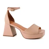 Sandalias de tacón alto color nude, con plataforma y pulsera al tobillo.