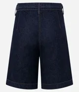 Bermuda de jeans azul oscuro, tiro medio, con costuras contrastantes y cinturón de lazo de tela con hebilla metálica de forma irregular.