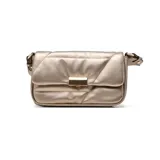 Cartera al hombro color dorado con diseño acolchado y cierre con broche metálico.