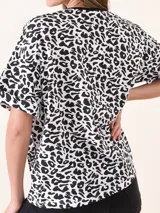 Remera blanca con estampado animal print de leopardo en negro y cuello redondo negro.