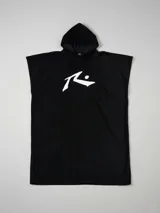 Poncho negro con capucha y logo de la marca Rusty estampado en blanco en el frente.