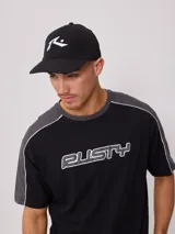 Gorra negra con logo Rusty bordado en blanco.
