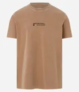 Remera color marrón claro con estampa en la espalda que incluye texto y un mapa de senderos.