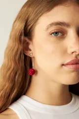 Aros colgantes con forma de cereza roja brillante, con gancho plateado.