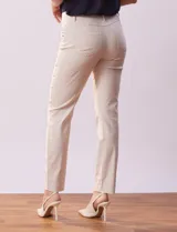 Pantalón de gabardina elastizada color beige, marca Tahari. Corte slim, pretina con pasadores, cierre y broche interno. Delantera y trasera con bolsillos.