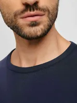 Remera manga larga azul de corte recto.