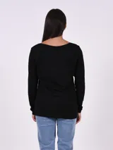 Remera negra de manga larga con cuello redondo y estampado de un jarrón con flores.