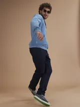 Campera con capucha de toalla de algodón color verde azulado, con cierre frontal y bolsillos laterales.