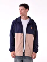 Campera con capucha azul marino y beige con cierre frontal y logo en el pecho.