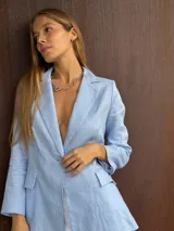 Blazer celeste de lino con forro de algodón, corte sastrero, botones forrados y confección artesanal.