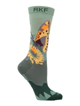 Calcetines de largo medio con estampado de paisaje en tonos verdes, grises y marrones.