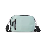 Bandolera color crudo con correa ancha negra con logo de la marca en blanco. Tiene cierre superior, bolsillo frontal con cierre vertical y bolsillo trasero.