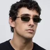 Lentes de sol rectangulares con montura dorada de acero inoxidable y patillas de acetato. Lentes de nylon color verde con protección UV400.