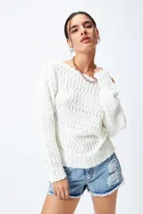 Sweater blanco de punto texturado y calado, con cuello amplio y fit relajado.