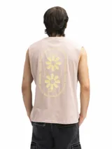 Musculosa color borgoña con estampado frontal con la frase "Chill Out" en color blanco. Corte holgado y sin mangas.