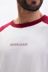 Remera de mangas cortas ranglan, con cuerpo blanco y mangas y cuello en color bordó.