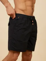 Short de baño negro con cintura elástica ajustable con cordón naranja. Presenta un pequeño estampado en la pierna derecha.