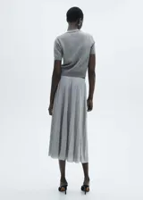 Falda midi plisada de poliéster color gris con cintura elástica.