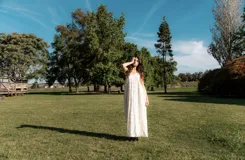 Vestido largo color crema con estampado geométrico lineal en negro, escote en V, breteles finos ajustables y bolsillos laterales.