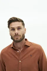 Camisa de manga larga color verde oliva, confeccionada en una mezcla de lino y algodón. Presenta un corte semi slim, cuello camisero y un pequeño logo bordado en el pecho.