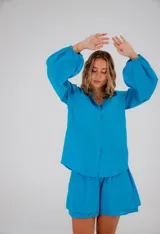 Conjunto de camisa manga globo y short forrado, color celeste.