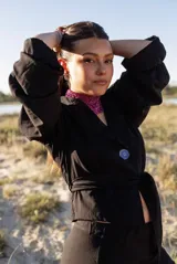 Camisa marrón con lunares blancos, corte clásico, cuello camisero, mangas 3/4 abullonadas y lazo ajustable en la cintura.