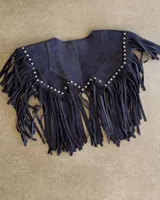 Chaleco negro de cuero vacuno con flecos y tachas plateadas.