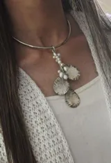 Collar de diseño con colgantes en tonos plateados, elaborado en alpaca.
