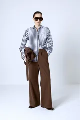 Camisa celeste con rayas verticales blancas, de corte clásico y manga larga.