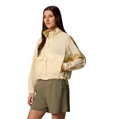 Cortavientos corto color amarillo pálido con cierre frontal, cuello alto, bolsillos cargo con doble entrada, puños ajustables y dobladillo ajustable con cordón.