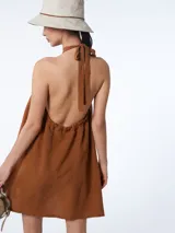 Vestido corto color marrón, sin mangas, con lazo regulable en el cuello.