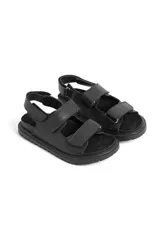 Sandalias negras de cuero con dos tiras ajustables con velcro.