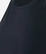 Musculosa deportiva negra de microfibra, con cuello redondo y breteles anchos. Presenta un ruedo redondeado y un pequeño logo en la parte inferior.