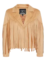 Chaqueta corta color camel con flecos en mangas y pecho, cuello clásico y cierre frontal con broches.