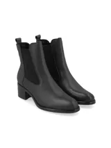 Bota corta negra de cuero, con elástico lateral, taco cuadrado y punta redondeada.