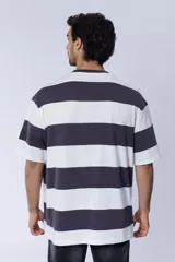 Remera manga corta con rayas horizontales anchas en color gris y blanco.